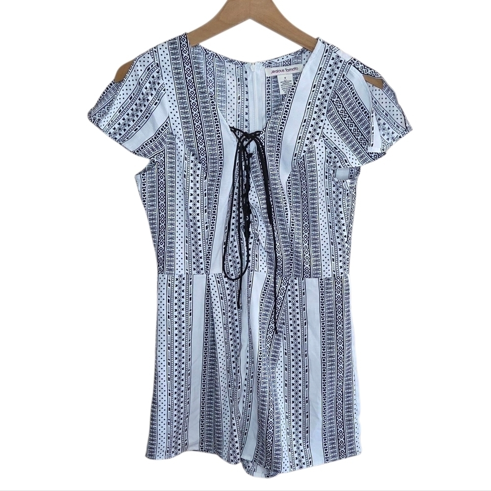 Jealous Tomato Black & White Print Short Split Sleeve Romper Size Small